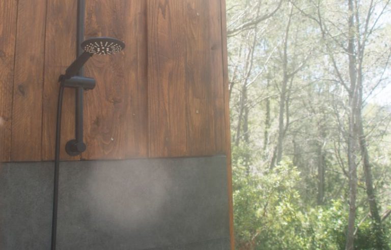 MasiaPiu_Creativefarm_Penedes_Bnb_OutsideShower3_compressed